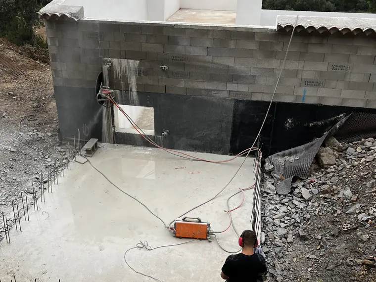 Vue d'ensemble du chantier de sciage d'un mur banché de 30 cm à Hyères-les-Palmiers