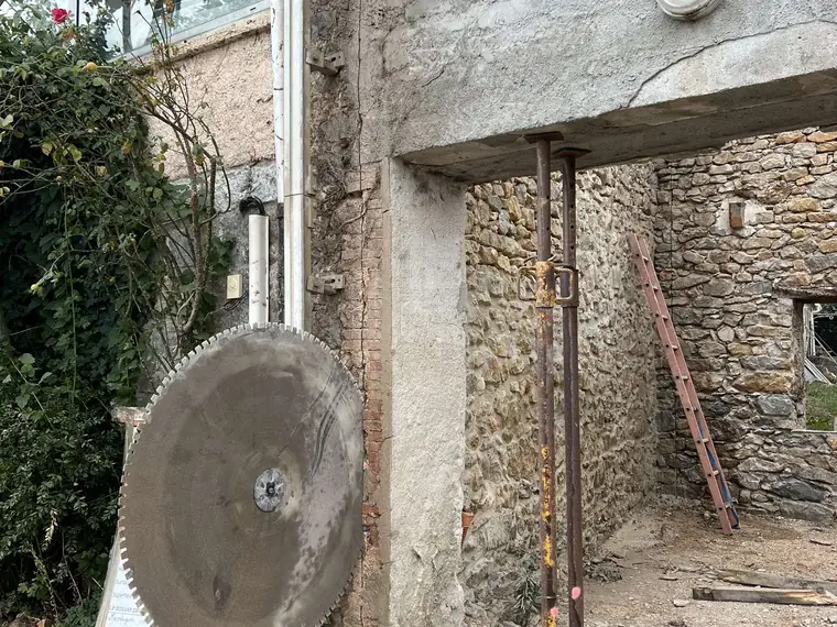 Scie murale installée sur un mur en pierres de 40 cm d'épaisseur à Mazaugues