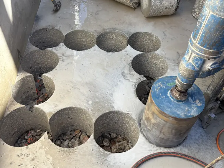 Carottages traversants réalisés dans une dalle béton à Bandol, carottes extraites au sol