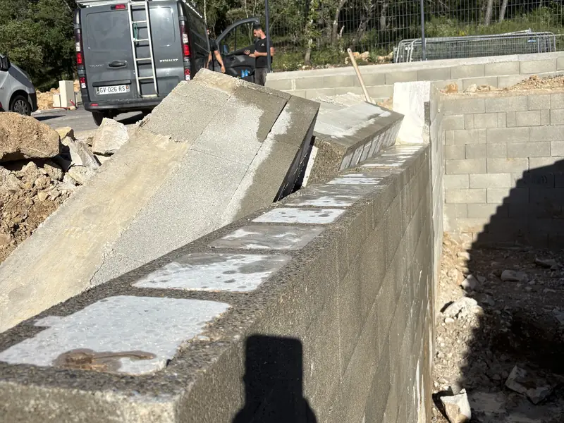 Mur béton scié net en tête lors d'une démolition partielle par sciage à Rocbaron