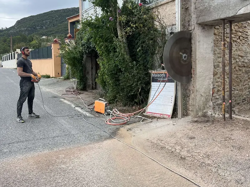 Matériel de sciage béton MANZALCO sur un chantier à Mazaugues dans le Var